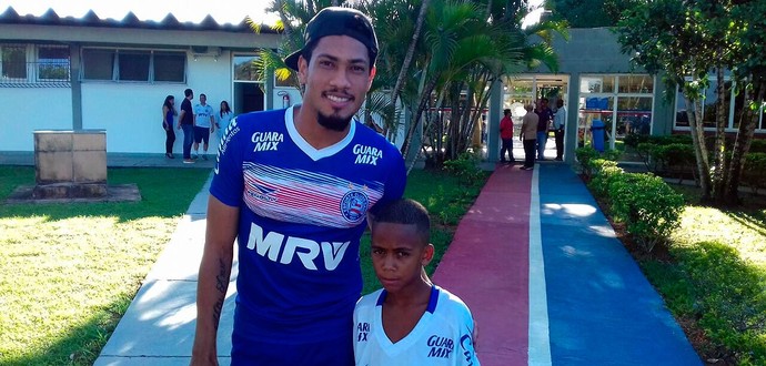 Hernane conheceu o pequeno fã na tarde desta sexta-feira (Foto: Divulgação/EC Bahia)