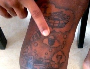 Jogador tem símbolo do CRB e Maracanã tatuados na perna (Foto: Raissa Matias/GloboEsporte.com)