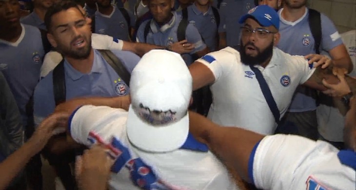 Gilberto em confusão com torcedores do Bahia no aeroporto de Salvador (Foto: Reprodução/TV Bahia)