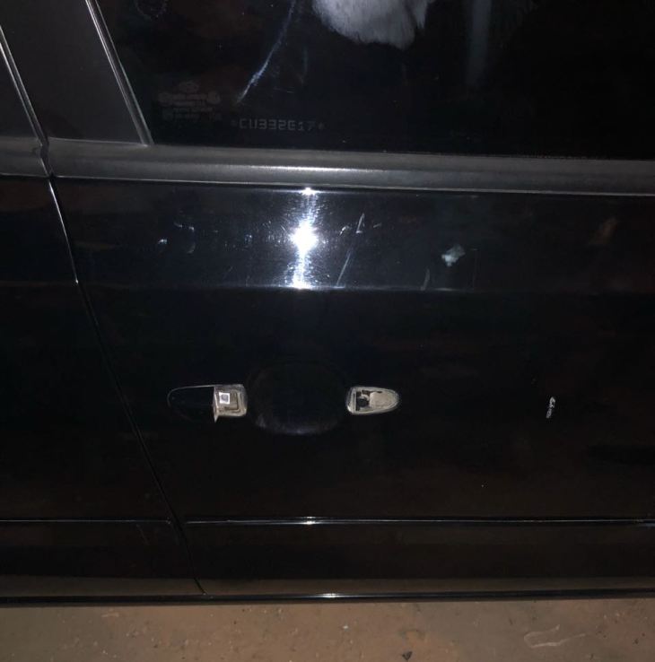 Carro do zagueiro Everson após ser atacado por torcedores (Foto: Divulgação)