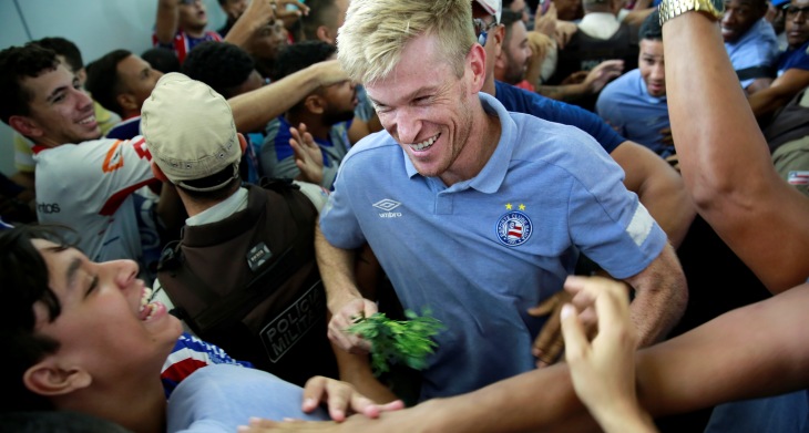 Douglas Grolli em embarque do Bahia (Foto: Felipe Oliveira/Divulgação/EC Bahia)